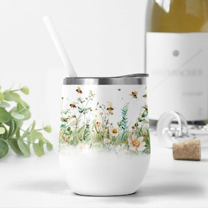 Envoltura de vaso de vino de 12 oz con abejas, vaso de vino de flores silvestres png para diseños de sublimación de verano, plantilla de vaso floral, copa de vino de 12 oz