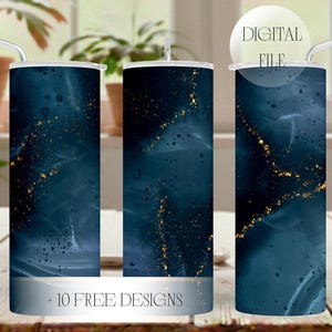 Op de afbeelding: Drie roestvrijstalen bekers met deksels en rietjes. De bekers hebben een donkerblauw en goud abstract ontwerp. De tekst "DIGITAL FILE" staat op één beker. De tekst "+ 10 FREE DESIGNS" staat op de bodem van één beker.