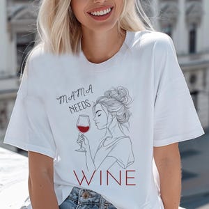 面白いママのシャツデザイン、ママはワインが必要PNG、Tシャツ用昇華PNG、ワイン愛好家のクリップアート、母の日シャツPNG、デジタルダウンロード