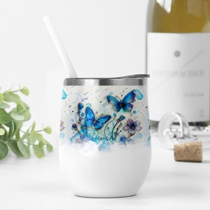 Emballage de gobelet à vin avec fleurs sauvages, gobelet papillon Png, modèles de sublimation, modèle de gobelet à vin, emballage de tasse à vin de 12 oz, cadeaux pour amateurs de vin