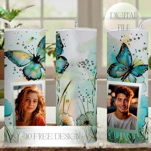 Puede incluir: Un vaso blanco con un diseño de acuarela de mariposas turquesas y detalles florales. El vaso incluye un marco de fotos con la imagen de una persona y el texto "10 FREE DESIGNS". También son visibles las palabras "DIGITAL FILE".