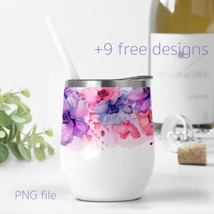 Bicchiere da vino da 12 once con motivo floreale in formato PNG con fiori rosa. File PNG per design a sublimazione. Modello per bicchiere da sposa. Bicchiere da vino da 12 once in formato PNG.