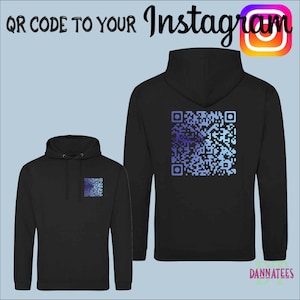Könnte beinhalten: Schwarzer Hoodie mit einem QR-Code-Design in Blau- und Lilatönen. Der Hoodie hat eine Vordertasche und eine Kapuze. Der Text "QR CODE TO YOUR Instagram" befindet sich über dem Hoodie, mit dem Instagram-Logo rechts. Der Markenname "DANNATEES" steht unten.
