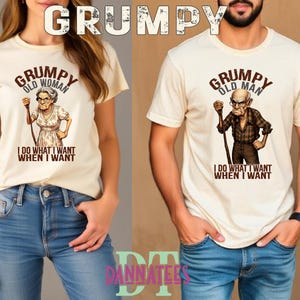 Peut inclure: Deux t-shirts couleur crème avec des imprimés graphiques. Le t-shirt de gauche montre une personne âgée avec le texte "GRUMPY OLD WOMAN I DO WHAT I WANT WHEN I WANT". Celui de droite montre une personne âgée avec "GRUMPY OLD MAN I DO WHAT I WANT WHEN I WANT".