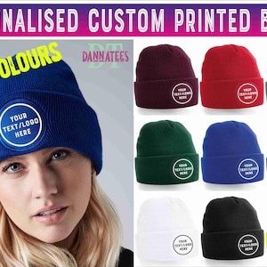 Könnte beinhalten: Personalisierte, bedruckte Mütze mit rundem Aufnäher für individuellen Text oder Logo. Das Bild zeigt Mützen in verschiedenen Farben: Blau, Burgunderrot, Rot, Grau, Grün, Marineblau, Weiß, Schwarz und Gelb. Der Text lautet "Neue Farben" und "Personalisiert".