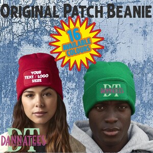 Peut inclure: Bonnet rouge avec un écusson rectangulaire indiquant "YOUR TEXT / LOGO HERE" et un bonnet vert avec un écusson rectangulaire indiquant "DT DANNATEES". L'image affiche également le texte "ORIGINAL PATCH BEANIE" et "16 AVAILABLE COLOURS".