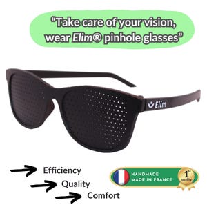 Könnte beinhalten: Schwarze Lochbrille mit zahlreichen kleinen Löchern. Die Brille hat einen gebogenen Rahmen und den Text "Elim" auf dem Bügel. Das Bild enthält den Text "Kümmern Sie sich um Ihr Sehvermögen, tragen Sie Elim-Lochbrillen." Enthält auch "Effizienz, Qualität, Komfort."