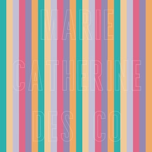 Könnte beinhalten: Ein bunter gestreifter Hintergrund mit dem Text "MARIE CATHERINE DESCO" in weißen umrandeten Buchstaben.