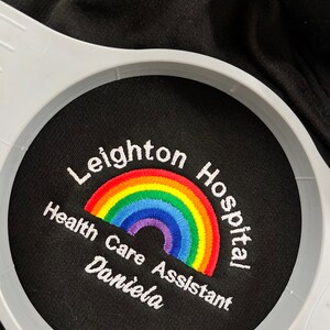 NHS Vlies personalisiert Regenbogen Fleece gestickt Krankenhaus Name Abteilungsname Medizinvlies Pflegeheim personalisiertes Fleece Bild 3