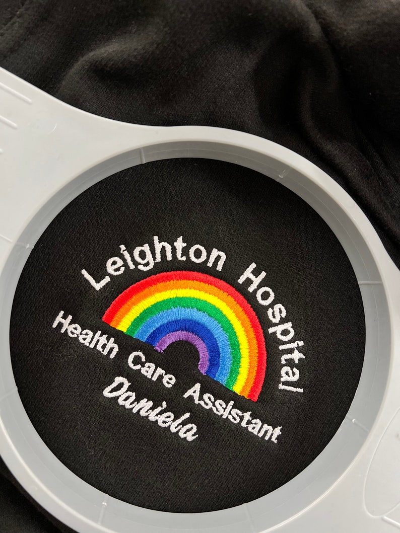 NHS Vlies personalisiert Regenbogen Fleece gestickt Krankenhaus Name Abteilungsname Medizinvlies Pflegeheim personalisiertes Fleece Bild 3