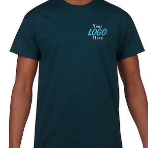以下が含まれることがあります： 白と水色の文字で「Your LOGO Here」と書かれた濃い青色のTシャツです。