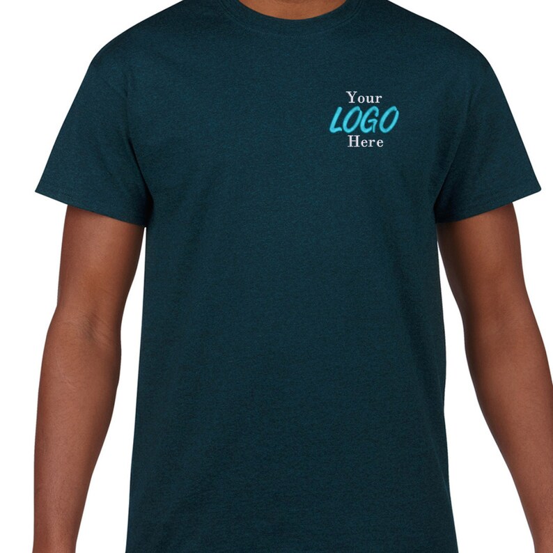 以下が含まれることがあります： 白と水色の文字で「Your LOGO Here」と書かれた濃い青色のTシャツです。