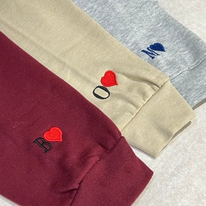 Sudadera con capucha bordada en manga / Regalo para ella / Regalo para él / Regalo personalizado / Manga de letra bordada / Manga de corazón bordada