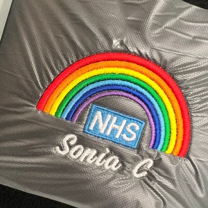Rainbow NHS gepersonaliseerde fleecejack geborduurd Naam ziekenhuis Jouw naam Afdelingsnaam NHS werkuniform fleecejack afbeelding 3