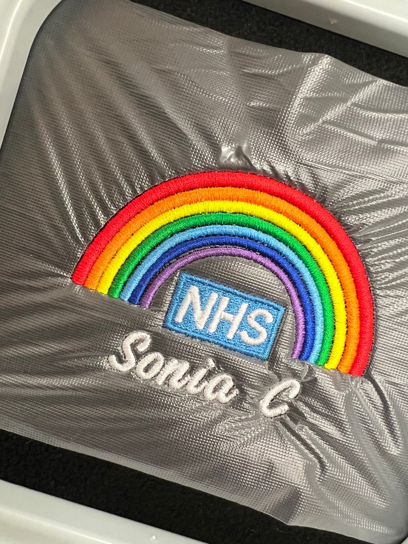 Rainbow NHS gepersonaliseerde fleecejack geborduurd Naam ziekenhuis Jouw naam Afdelingsnaam NHS werkuniform fleecejack afbeelding 3