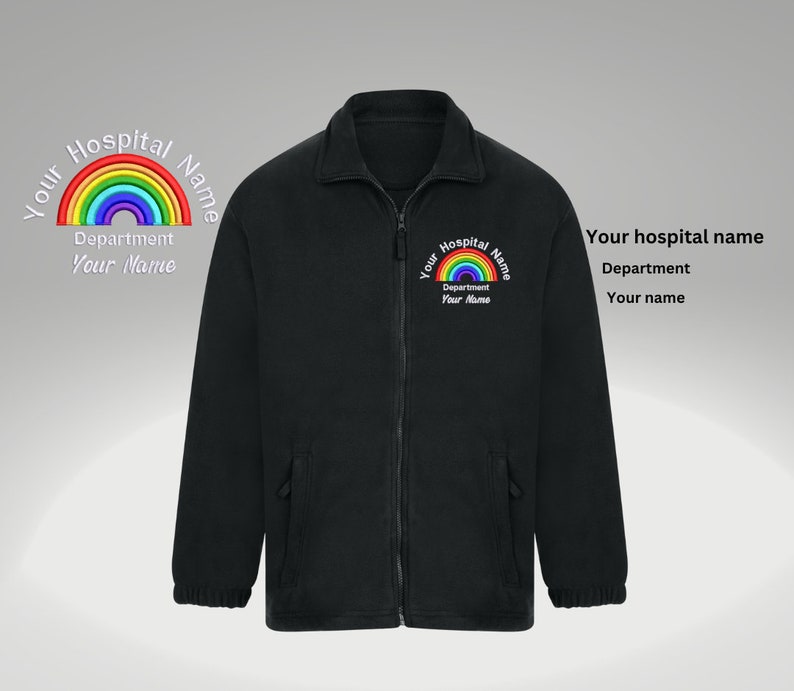 NHS Vlies personalisiert Regenbogen Fleece gestickt Krankenhaus Name Abteilungsname Medizinvlies Pflegeheim personalisiertes Fleece Bild 1