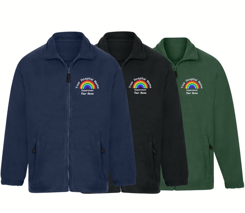 NHS Vlies personalisiert Regenbogen Fleece gestickt Krankenhaus Name Abteilungsname Medizinvlies Pflegeheim personalisiertes Fleece Bild 2