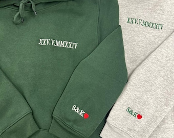 Sudadera con capucha bordada con números romanos: fecha de aniversario personalizada e iniciales en las mangas