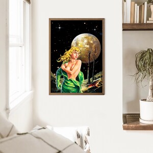 Puede incluir: Una mujer con un vestido verde se encuentra en un paisaje rocoso y &aacute;rido bajo una gran luna llena. El cielo es oscuro y estrellado.