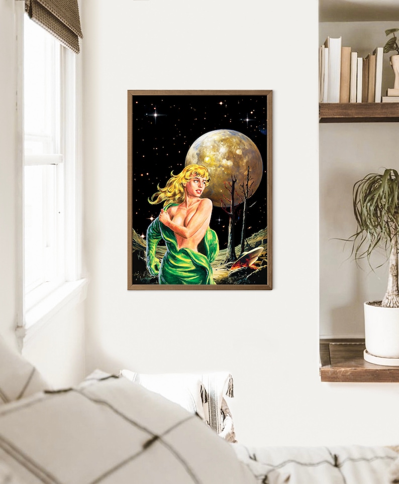 Puede incluir: Una mujer con un vestido verde se encuentra en un paisaje rocoso y &aacute;rido bajo una gran luna llena. El cielo es oscuro y estrellado.