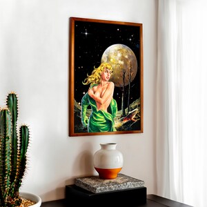 Puede incluir: Una ilustraci&oacute;n enmarcada de una mujer con un vestido verde de pie en un paisaje con una gran luna y estrellas en el fondo.