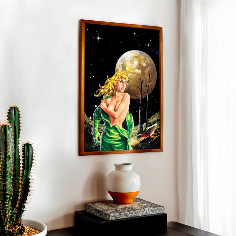 Puede incluir: Una ilustraci&oacute;n enmarcada de una mujer con un vestido verde de pie en un paisaje con una gran luna y estrellas en el fondo.