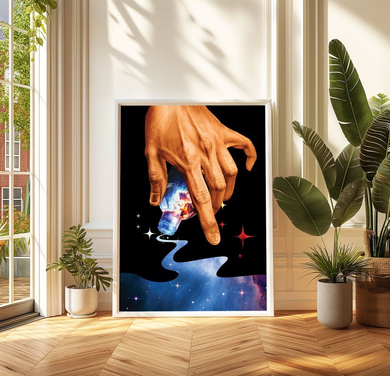 Op de afbeelding: Een hand giet een gloeiende blauwe vloeistof uit een fles in een draaiende galaxie. De vloeistof cre&euml;ert een rivier van sterren op de donkere achtergrond.