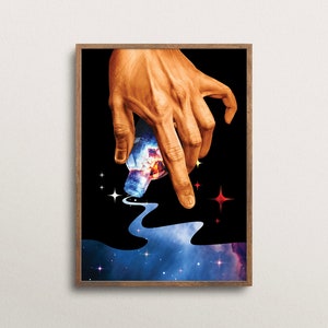 Op de afbeelding: Een hand giet een draaiende galaxie uit een glazen fles in een donkerblauwe en paarse ruimte met sterren.