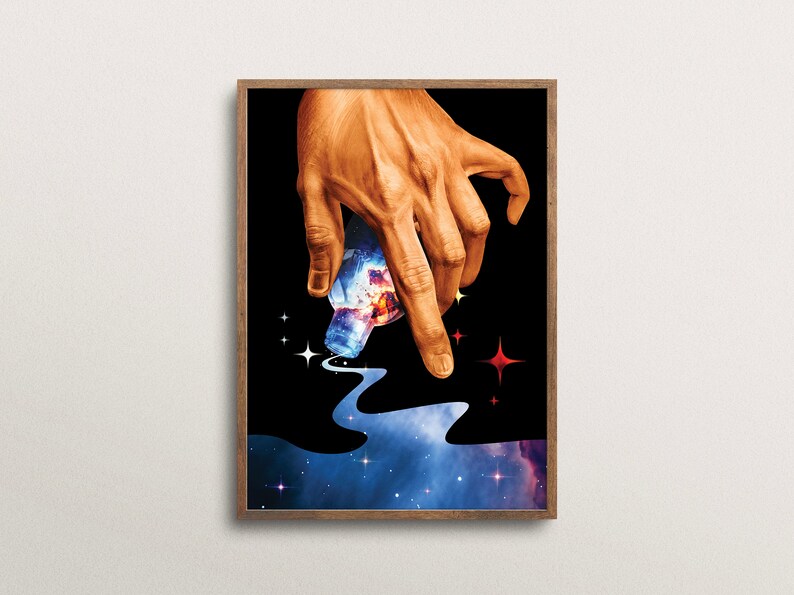 Op de afbeelding: Een hand giet een draaiende galaxie uit een glazen fles in een donkerblauwe en paarse ruimte met sterren.