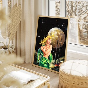 Puede incluir: Una ilustraci&oacute;n de estilo vintage de una mujer con un vestido verde de pie en un paisaje con una gran luna en el fondo.