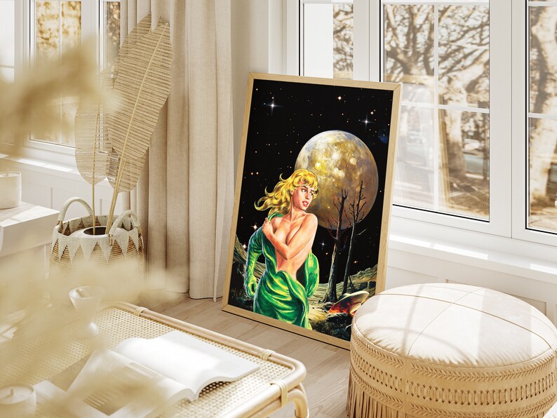 Puede incluir: Una ilustraci&oacute;n de estilo vintage de una mujer con un vestido verde de pie en un paisaje con una gran luna en el fondo.