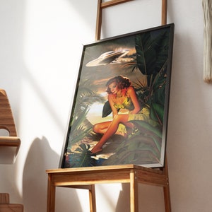 Puede incluir: Una ilustraci&oacute;n enmarcada de una mujer sentada en un entorno de jungla tropical. Lleva un vestido verde y una guirnalda de flores. Un platillo volante es visible en el cielo sobre la jungla.