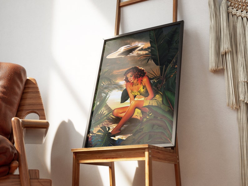Puede incluir: Una ilustraci&oacute;n enmarcada de una mujer sentada en un entorno de jungla tropical. Lleva un vestido verde y una guirnalda de flores. Un platillo volante es visible en el cielo sobre la jungla.