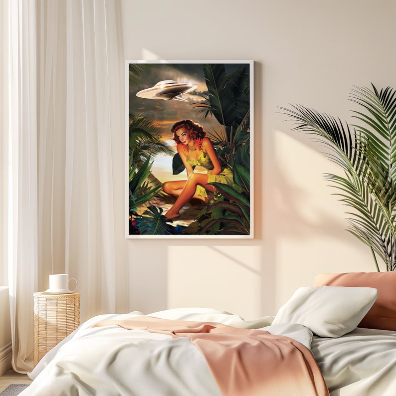 Puede incluir: Una ilustraci&oacute;n de estilo vintage de una mujer sentada en una jungla tropical con un platillo volante en el fondo. La mujer lleva un vestido verde y tiene el pelo rojo. La jungla es exuberante y verde con palmeras y otras plantas tropicales.