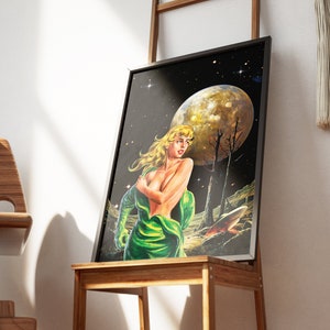 Puede incluir: Una ilustraci&oacute;n enmarcada de una mujer con un vestido verde de pie en un paisaje con una gran luna y &aacute;rboles. La mujer mira hacia la derecha y tiene el pelo rubio. La luna es de color amarillo p&aacute;lido y los &aacute;rboles son de color marr&oacute;n oscuro.