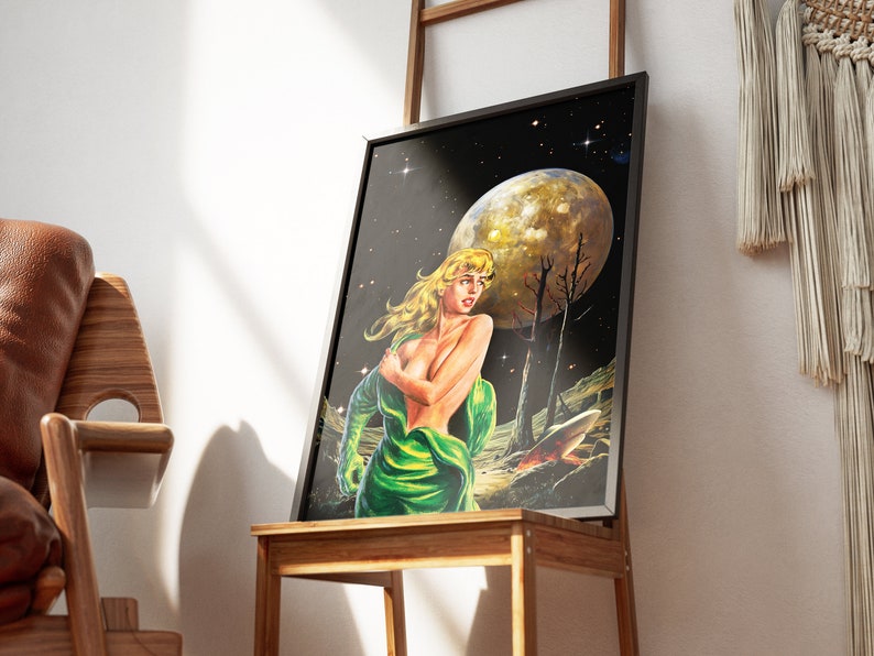 Puede incluir: Una ilustraci&oacute;n enmarcada de una mujer con un vestido verde de pie en un paisaje con una gran luna y &aacute;rboles. La mujer mira hacia la derecha y tiene el pelo rubio. La luna es de color amarillo p&aacute;lido y los &aacute;rboles son de color marr&oacute;n oscuro.