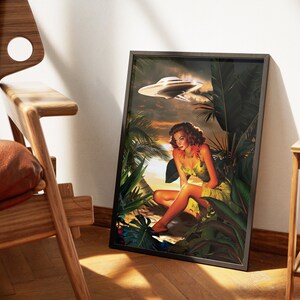 Puede incluir: Una ilustraci&oacute;n enmarcada de una mujer con un vestido verde sentada en una jungla tropical con un platillo volante en el cielo sobre ella.