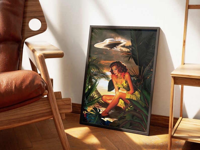 Puede incluir: Una ilustraci&oacute;n enmarcada de una mujer con un vestido verde sentada en una jungla tropical con un platillo volante en el cielo sobre ella.