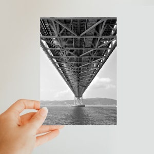 Prospettiva del ponte Akashi-Kaikyo, cartolina classica in bianco e nero