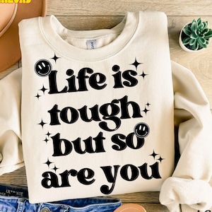 La vida es dura, pero tú también. Uso comercial: SVG, PNG. Diseño de sublimación. Descarga digital instantánea. Camiseta de salud mental. Camiseta de mujer fuerte. SVG.