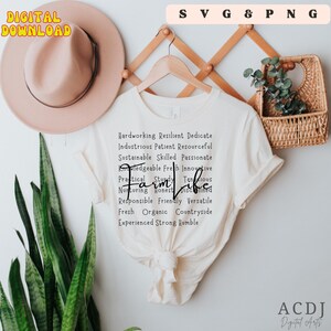 Może przedstawiać: Biały t-shirt z czarnym tekstem, kt&oacute;ry brzmi "Farm Life", otoczony słowami opisującymi styl życia, takimi jak "Hardworking", "Resilient", "Dedicate", "Industrious", "Patient", "Resourceful", "Sustainable", "Skilled", "Passionate", "Knowledgeable", "Fresh", "Innovative", "Practical", "Sturdy", "Tenacious", "Nurturing", "Honest", "Disciplined", "Responsible", "Friendly", "Versatile", "Fresh", "Organic", "Countryside", "Experienced", "Strong" i "Humble".