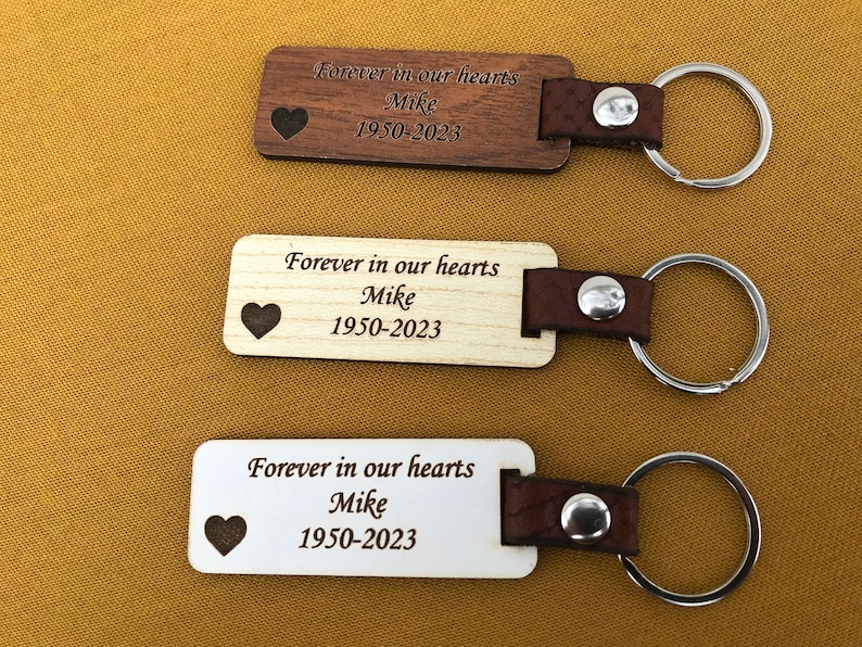 Feier des Lebens Bevorzugung, Trauerbevorzugungen für Gäste personalisierte Holz-Leder-Schlüsselanhänger, Massen-Gedenkbevorzugung, in liebevoller Erinnerung Gefälligkeiten Bild 3