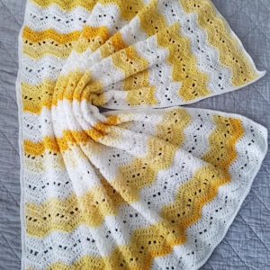 Baby blanket, crochet baby blanket, baby gift, baby shower gift, blanket white and yellow, christening gift.