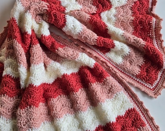 Manta de bebé tejida a crochet hecha a mano: color melocotón suave, rojo y blanco antiguo