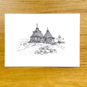 Peut inclure: Un dessin au trait noir et blanc de deux petites maisons en pierre avec des toits pointus. Les maisons sont entourées d'un champ de citrouilles. Un épouvantail avec une tête de citrouille se tient devant les maisons.