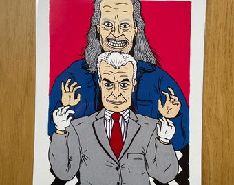Könnte beinhalten: Eine Schwarzweißillustration von zwei Männern, einer mit einem grauen Anzug und einer roten Krawatte, der andere mit einer blauen Jacke und langem grauem Haar. Der Hintergrund ist rot mit einem schwarz-weißen Schachbrettmuster am unteren Rand. Der Text "The owls are not what they seem" befindet sich am unteren Rand des Bildes.