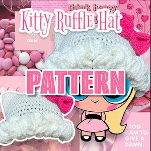 以下が含まれることがあります： ピンクのリボンが付いた白いかぎ針編みのキティラッフルハット。「PATTERN」の文字が大きなピンク色の文字で表示されています。背景は、お菓子や漫画のキャラクターなど、ピンク色の要素のコラージュです。