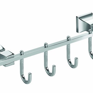 Op de afbeelding: Chromen badkamer handdoekrek met vier haken. De stang is aan de muur bevestigd met twee vierkante beugels.