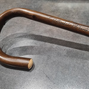 湾曲したハンドルを備えたカスタム旋盤加工の栗の杖