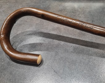 Specialsvarvad kastanjekäpp med böjt handtag